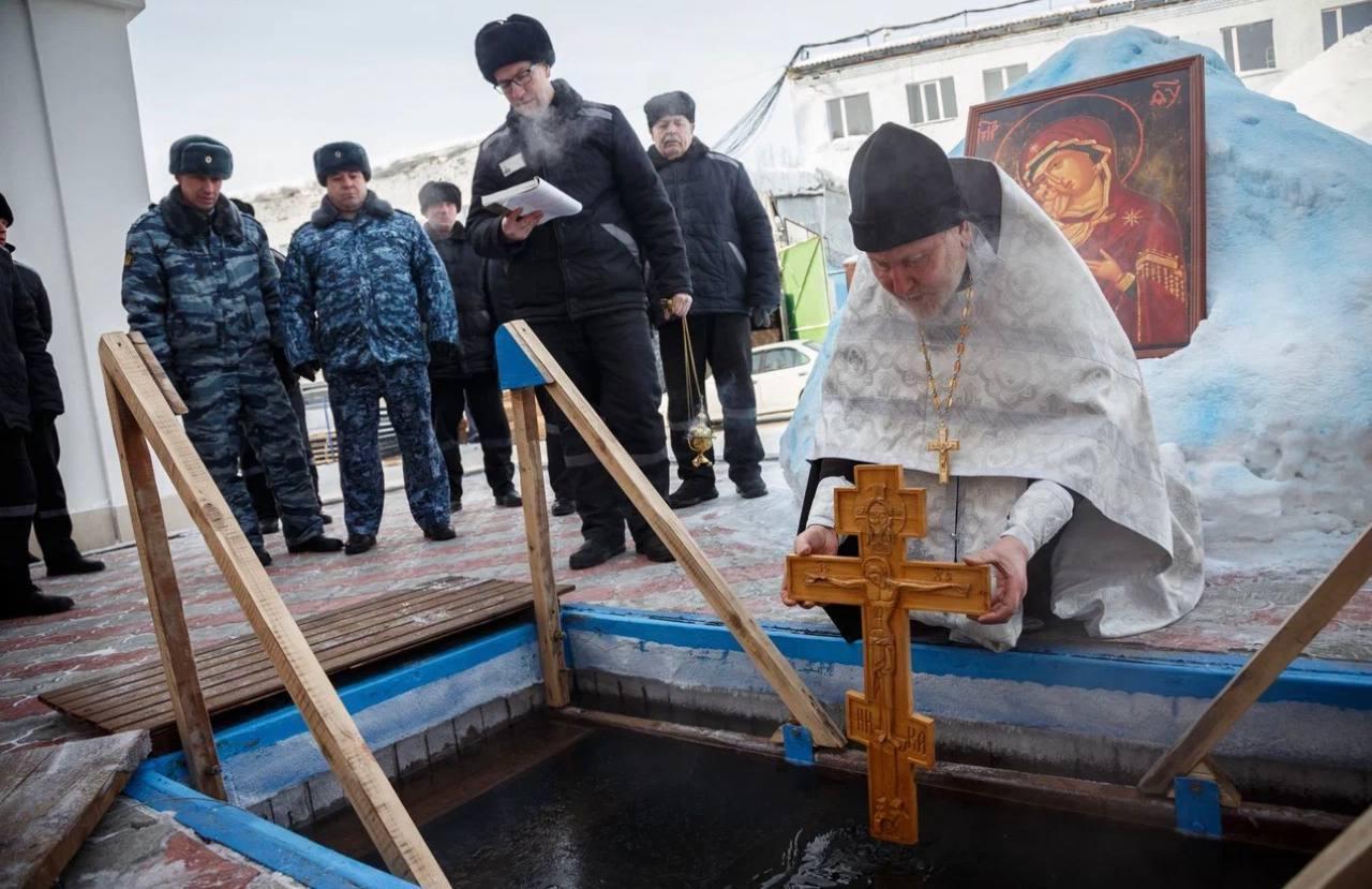 Фото Женщины в бикини и татуированные преступники. В Новосибирске с ажиотажем прошли Крещенские купания в аномальный мороз - 37 ледяных кадров 5
